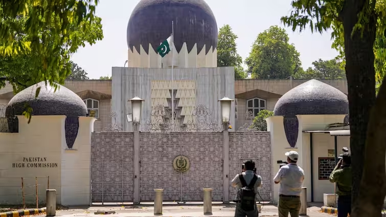 India suspends all visa services to Pakistani nationals